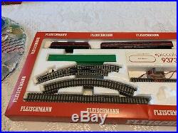Fleichmann 9373 piccolo'n' guage train set with train carriages track ect
