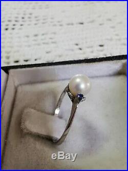 Grazioso piccolo anello oro bianco 750 perla giappone acqua salata 2 zaffiri