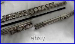 Very Lightly Used Giardinelli Beginner Flute With Case and Cleaning Rod